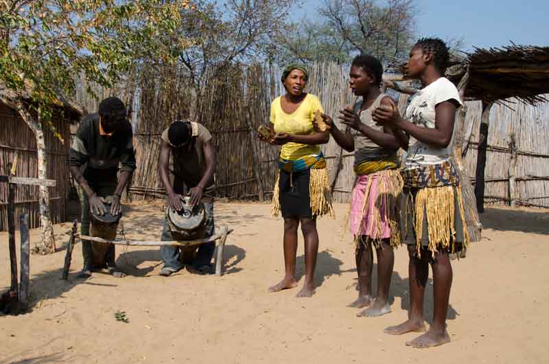 47 - Namibia - poblado Kavango - hombres y mujeres Kavango bailando